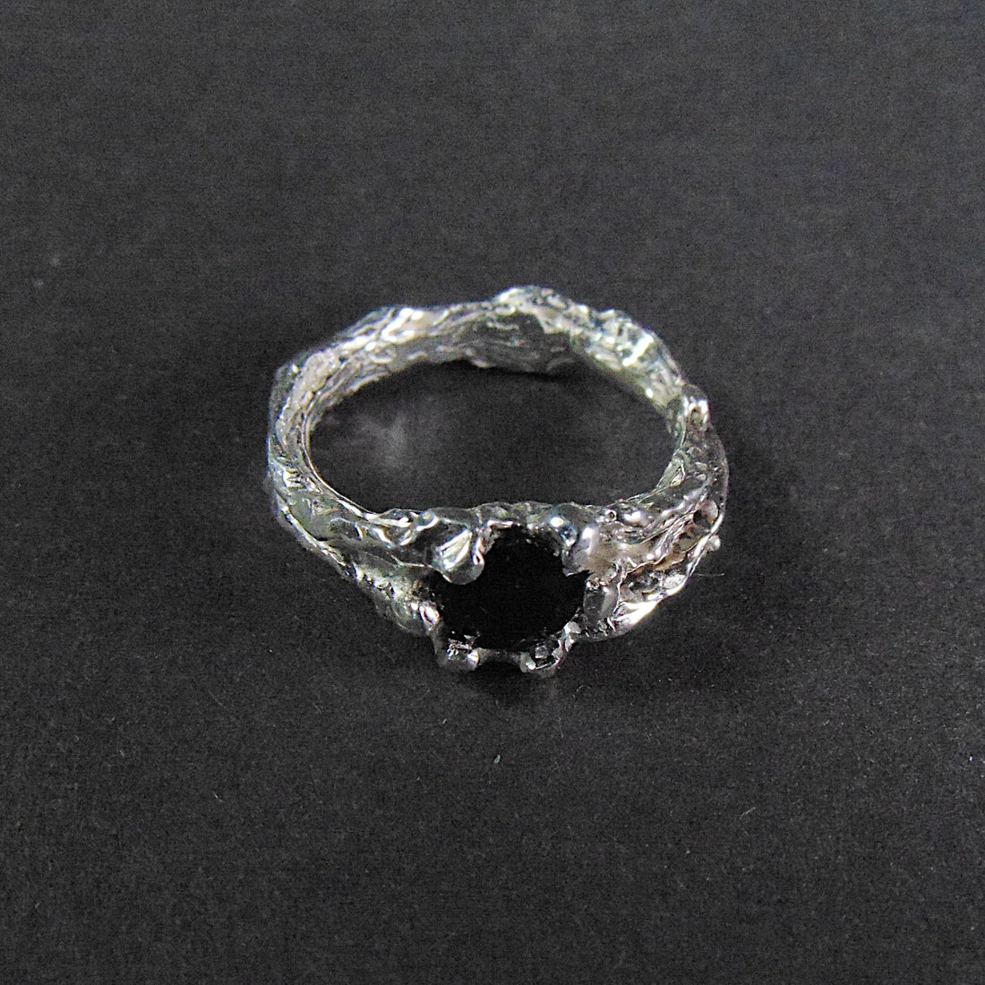 Pierścionek z czarnym turmalinem z kolekcji "Gałązki"