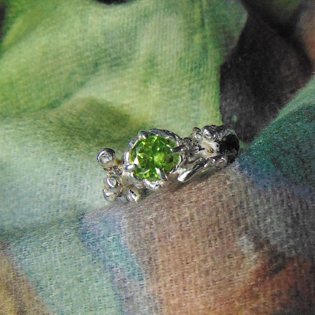 pierścionek reprezentuje organiczny wzór, trochę jak gałązka, trochę rafa koralowa