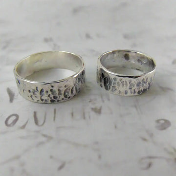 Młotkowane srebrne obrączki partnerskie/ślubne