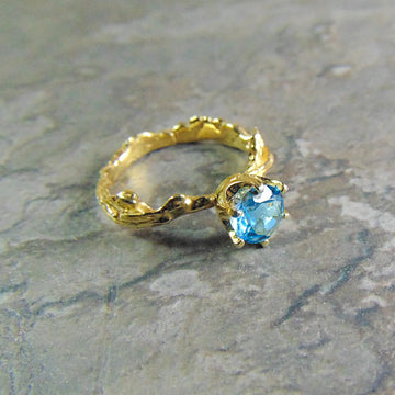 Delikatny pierścionek z topazem swiss blue