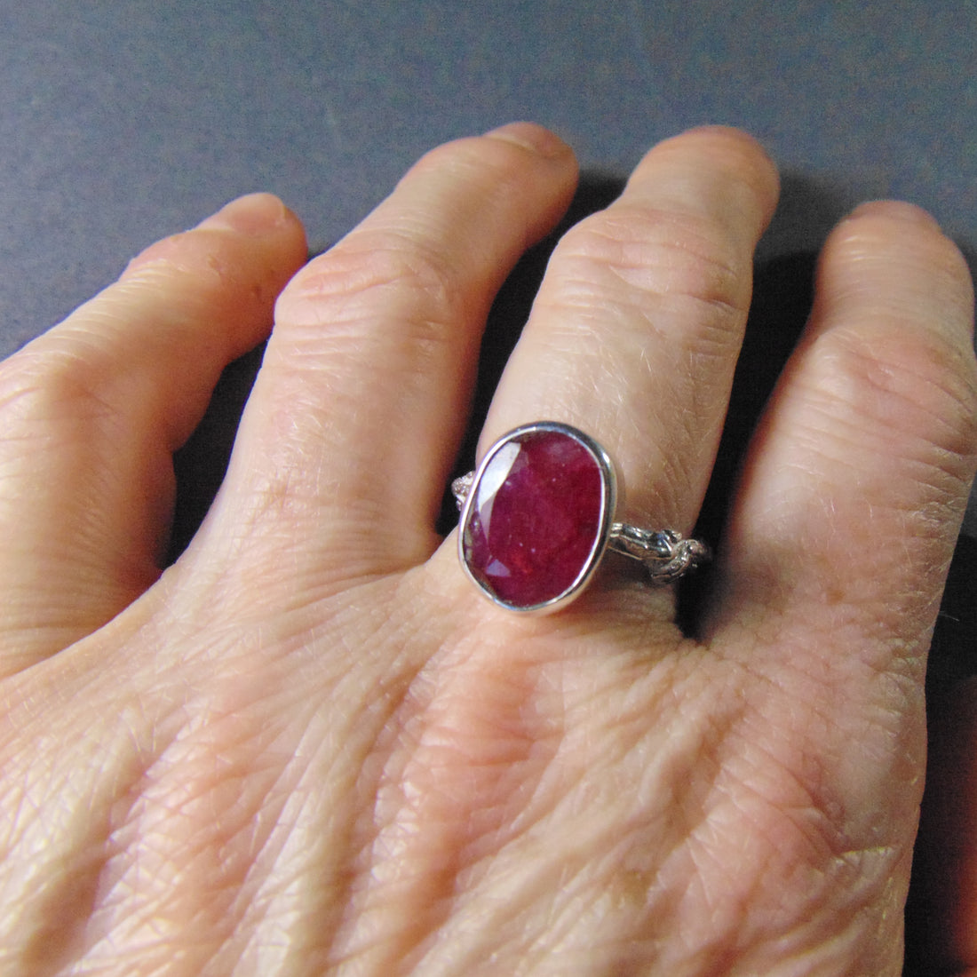 Srebrny Pierścionek z Rubinem | Kolekcja "Gałązki"