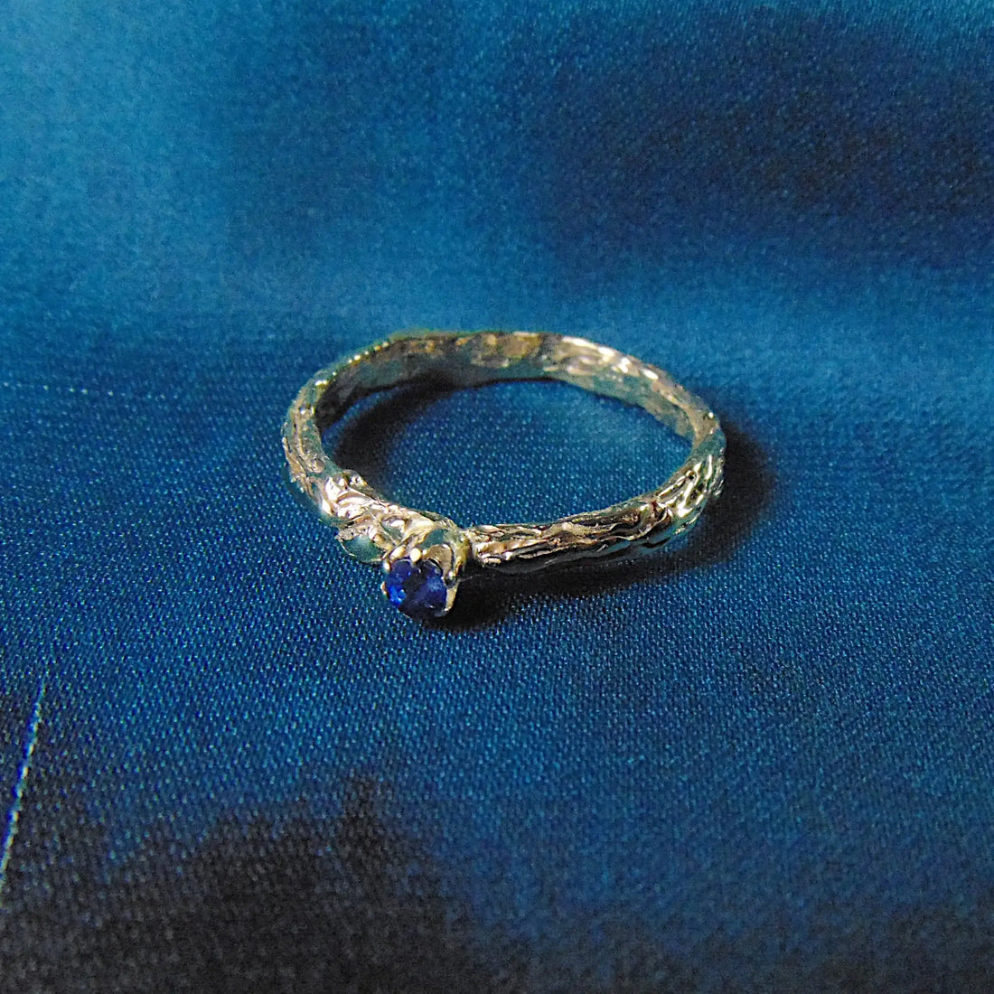 Złoty pierścionek z naturalnym szafirem