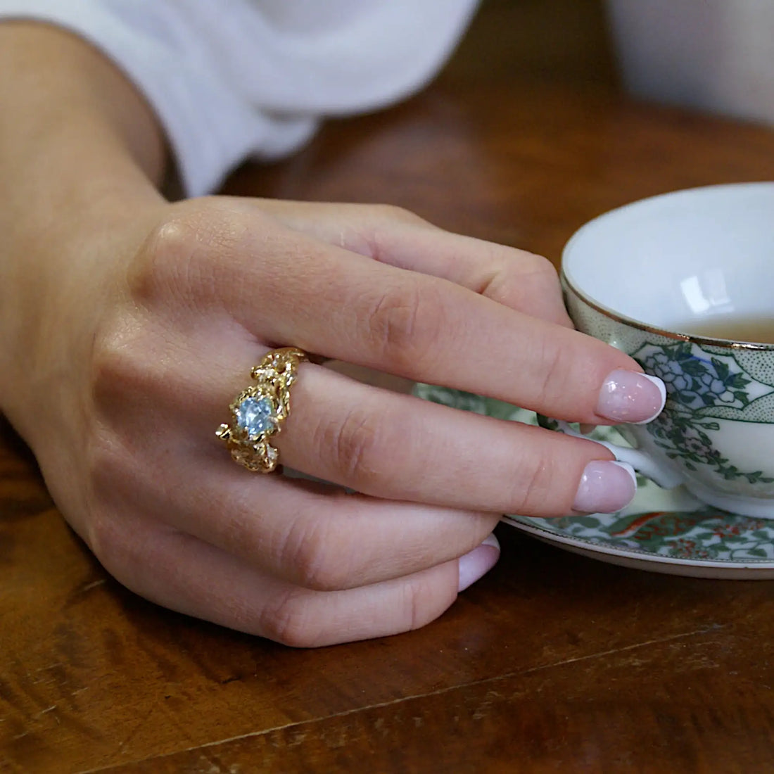 Pozłacany Srebrny Pierścionek z Topazem Sky Blue – Złociste Organiczne Echa