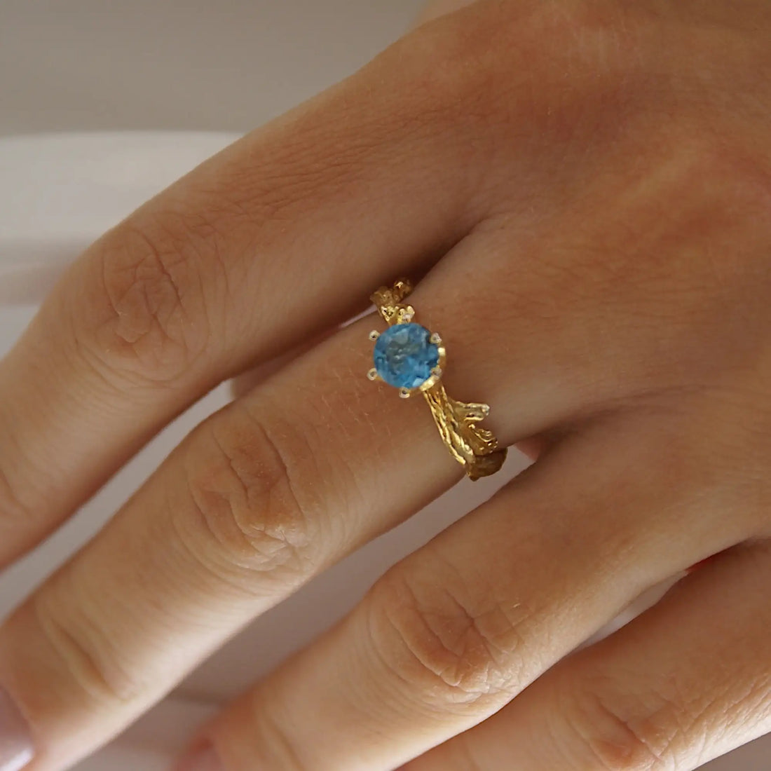 Delikatny pierścionek z topazem swiss blue