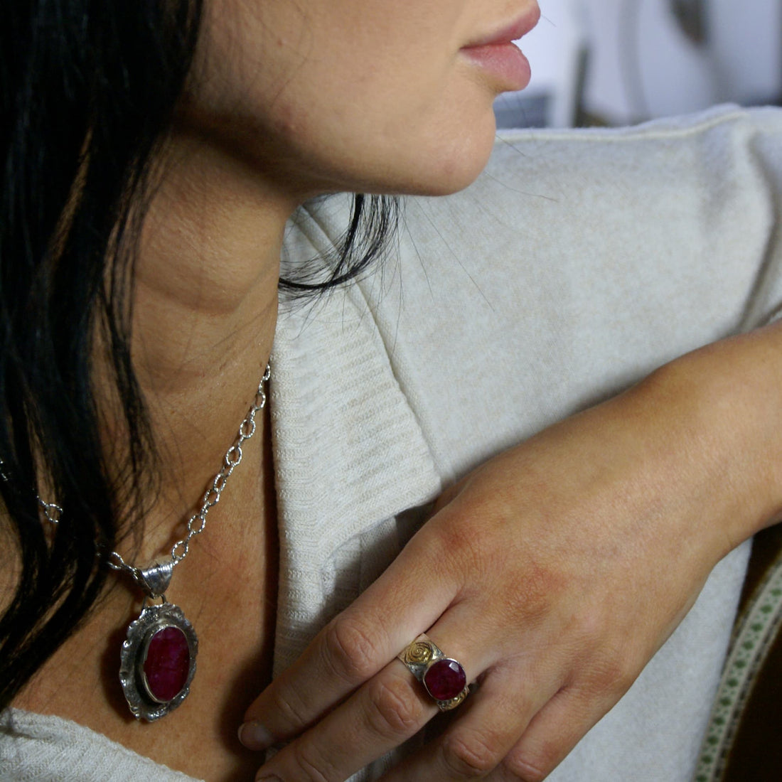 Srebrny Wisior z Dużym Rubinem