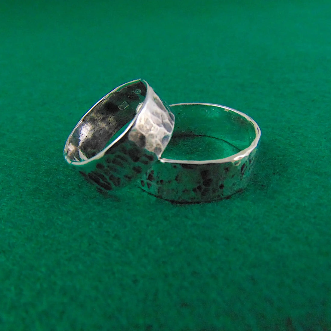 Dwie młotkowane obrączki ślubne