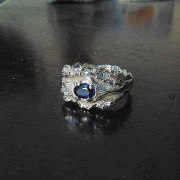 Pierścionek srebrny Fale Wody z szafirem