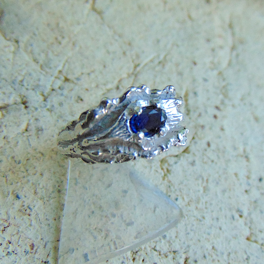 Pierścionek srebrny Fale Wody z szafirem