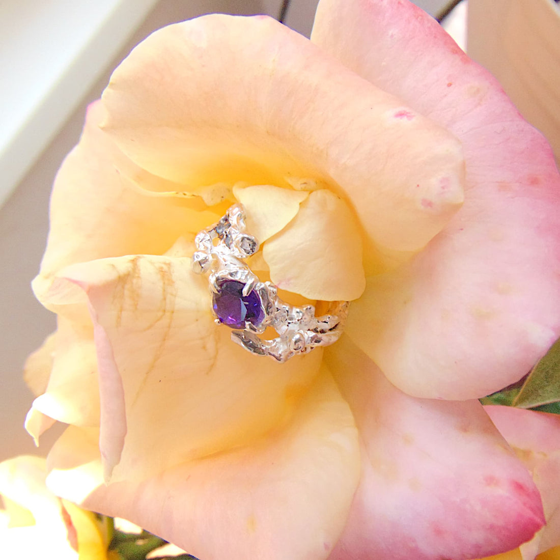 Pierścionek srebrny z ametystem z kolekcji Gałązki