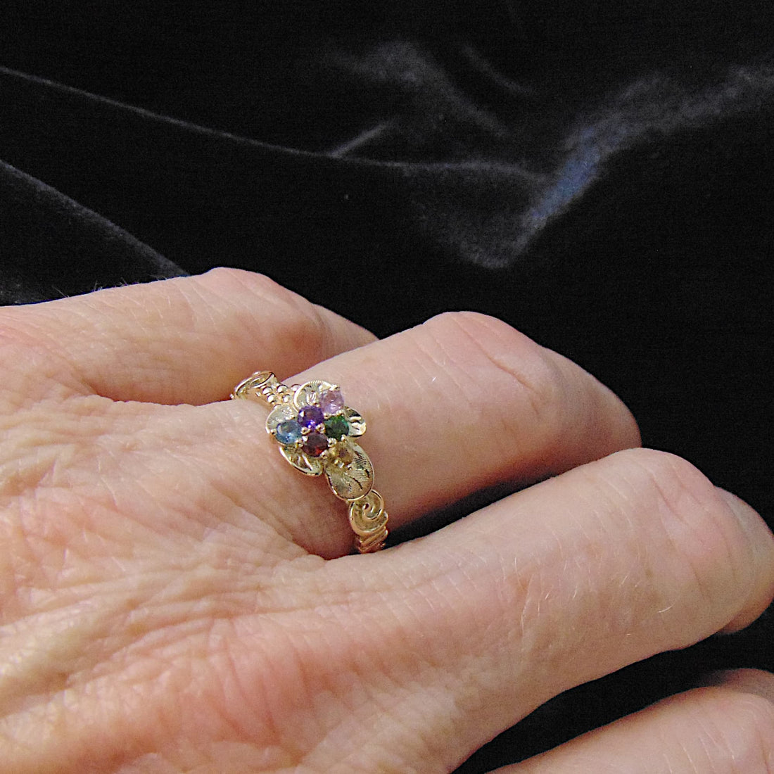 Złoty Pierścionek Secesyjny z Kolorowymi Kamieniami
