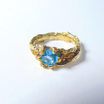 Pierścionek złoty z topazem swiss blue