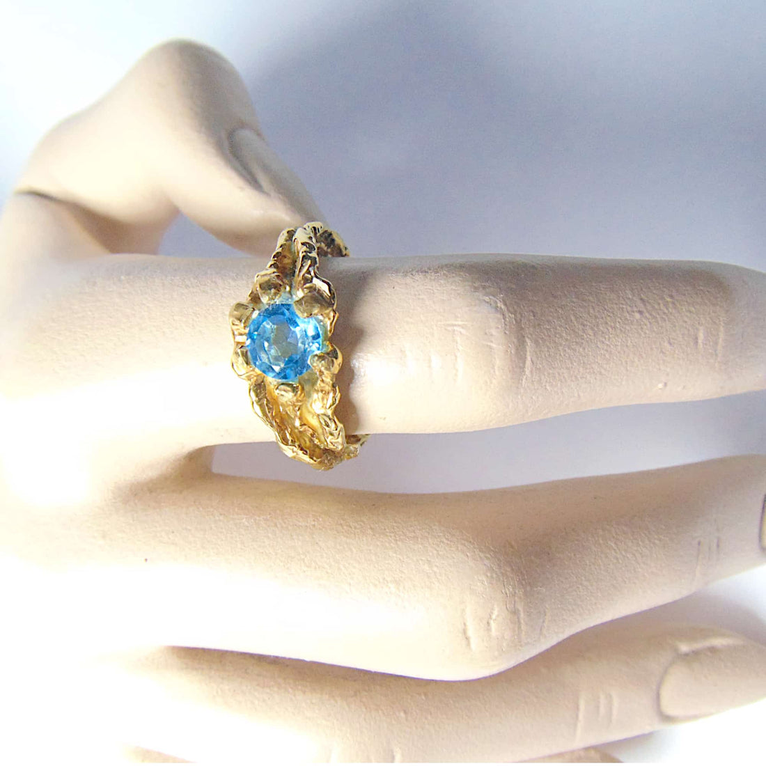 Pierścionek złoty z topazem swiss blue