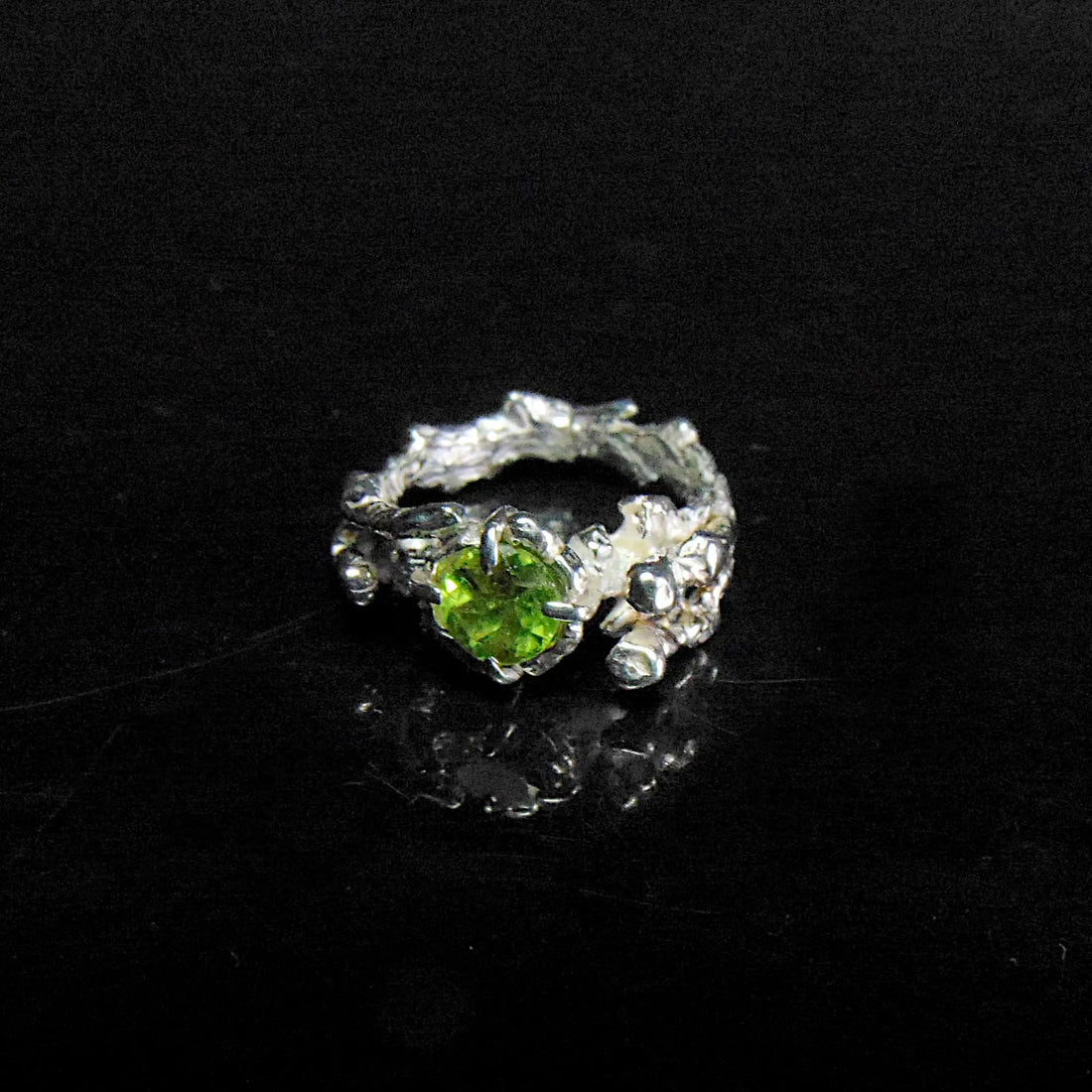 pierścionek reprezentuje organiczny wzór, trochę jak gałązka, trochę rafa koralowa