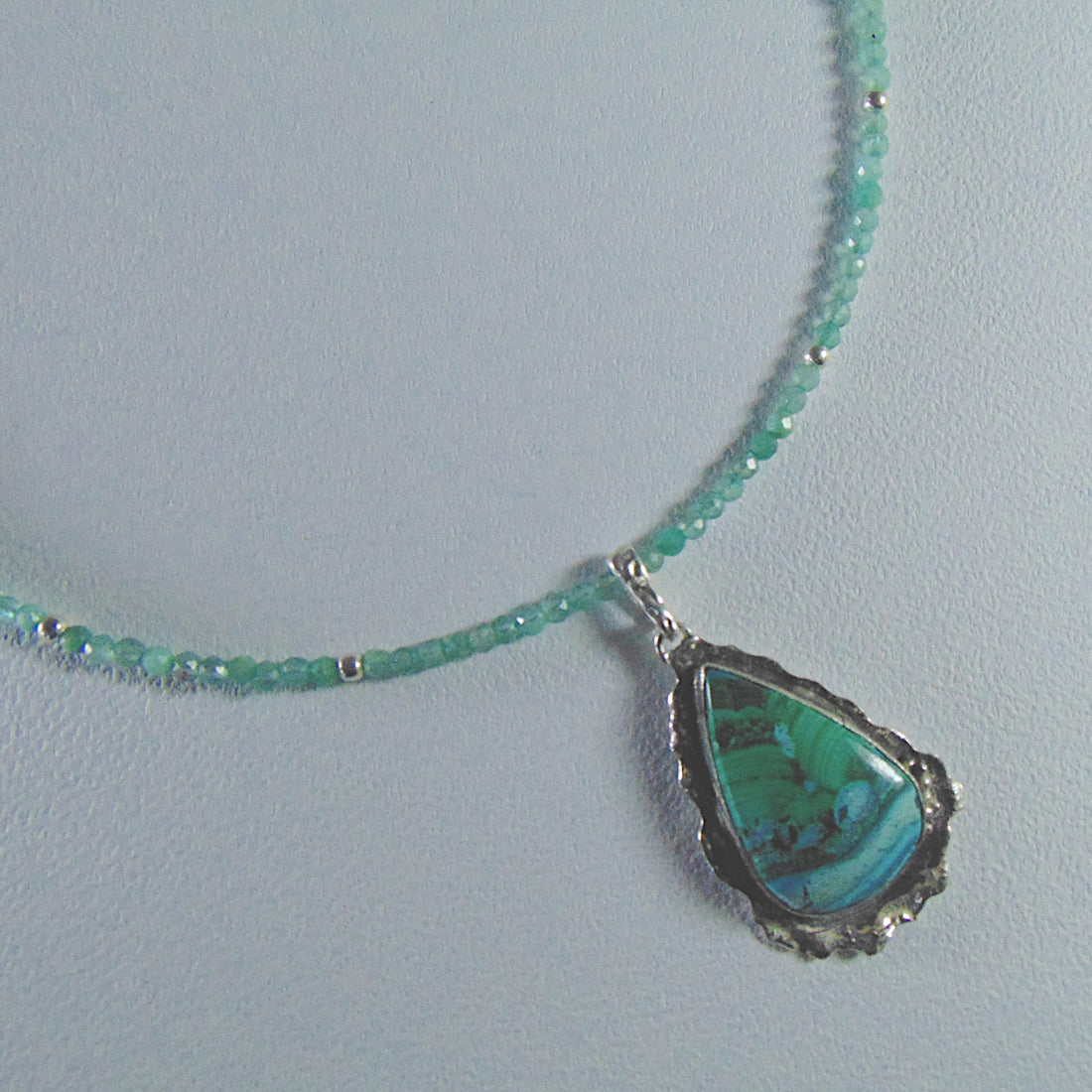 Wisior z azurytem na naszyjniku z apatytów