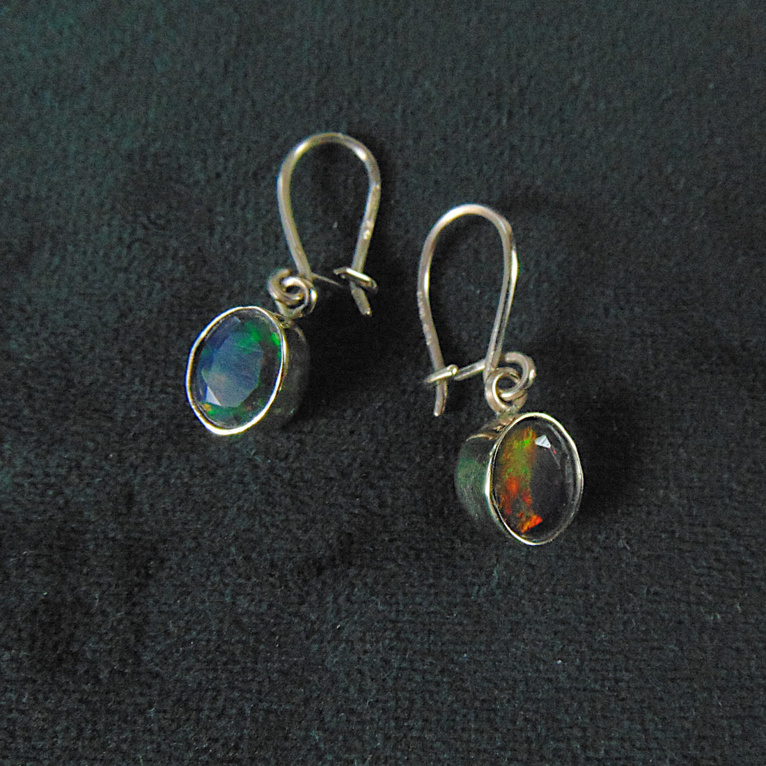 Złote kolczyki z czarnymi opalami