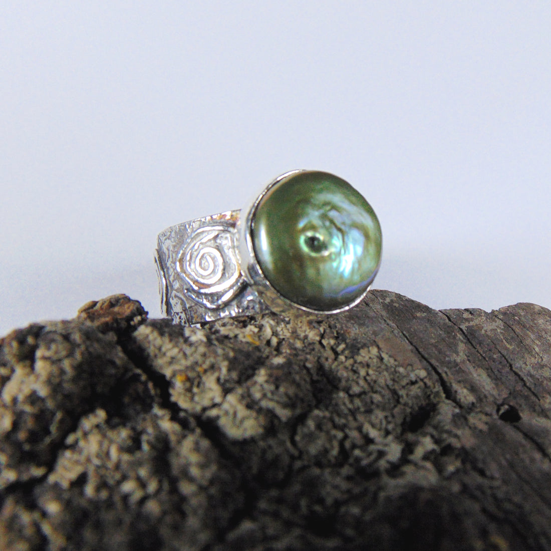 Obrączka " Róże" z zieloną perłą - EPIR Art Jewellery&Gemstone