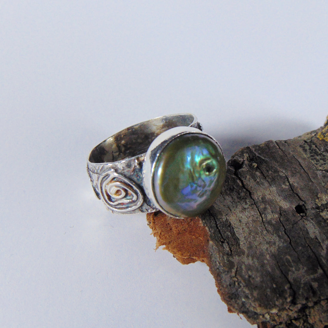 Obrączka " Róże" z zieloną perłą - EPIR Art Jewellery&Gemstone