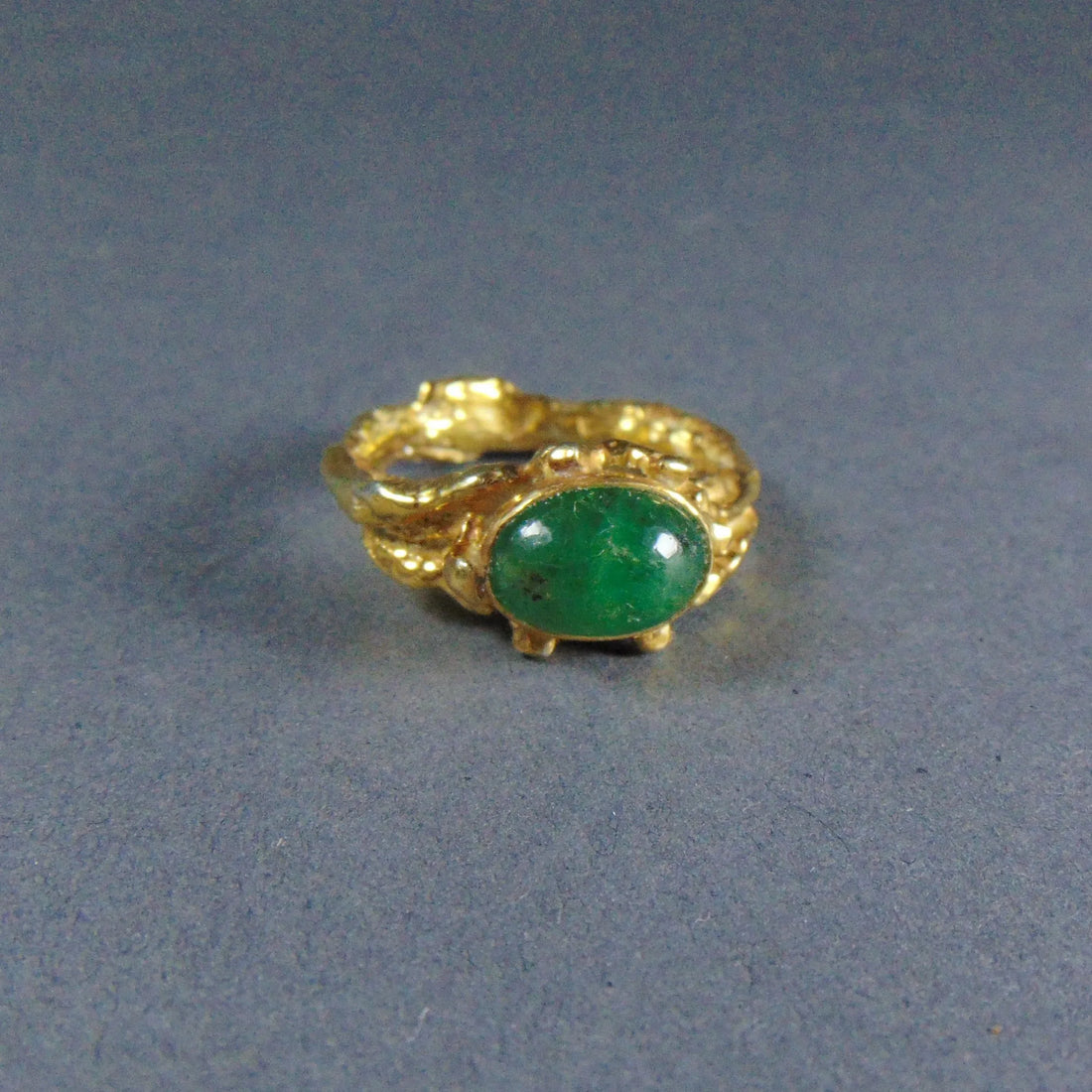 Pierścionek pozłacany Gałązka ze szmaragdem - EPIR Art Jewellery&Gemstone