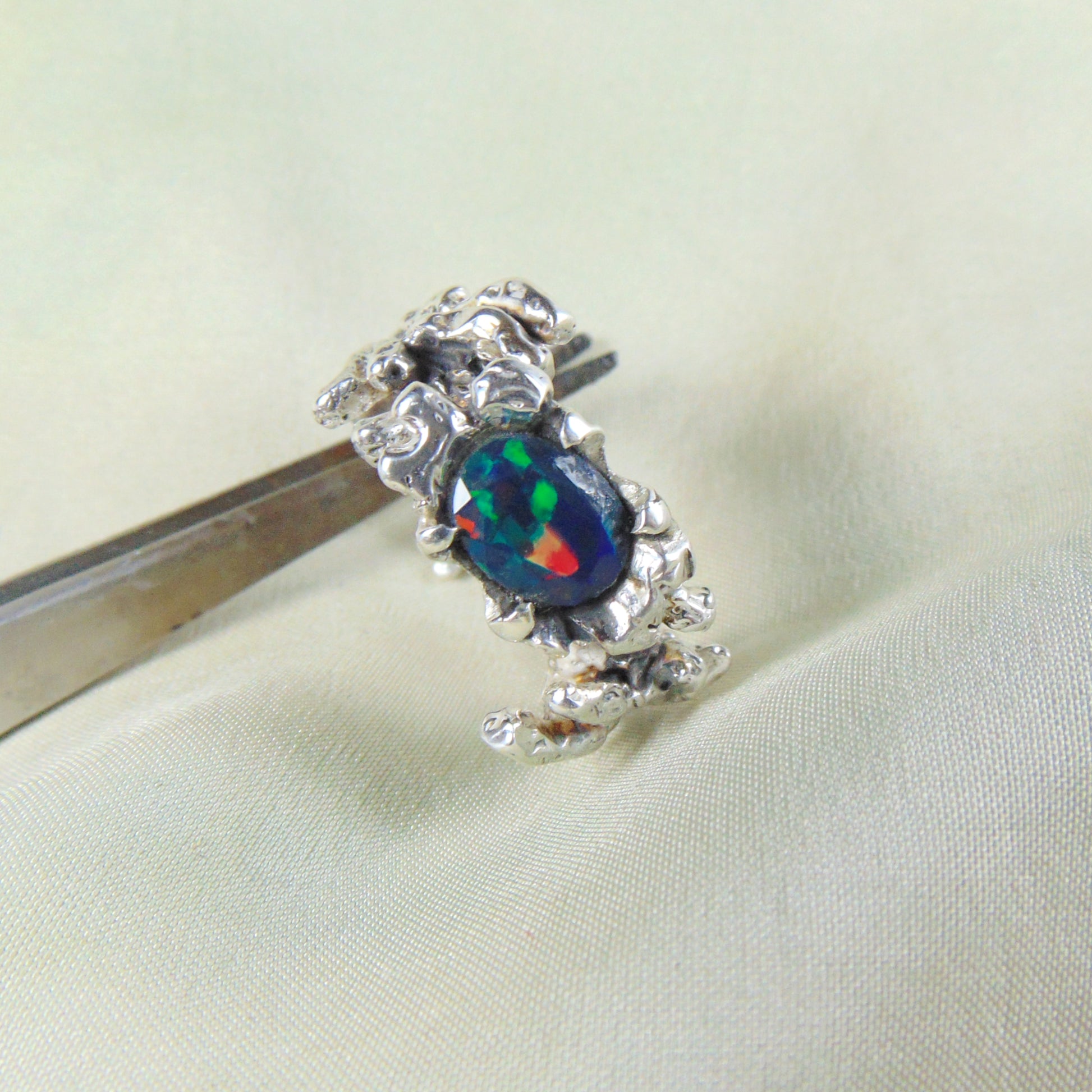 Pierścionek z kolekcji z czarnym opalem "Gałązki" - tajemnicza elegancja - EPIR Art Jewellery&Gemstone