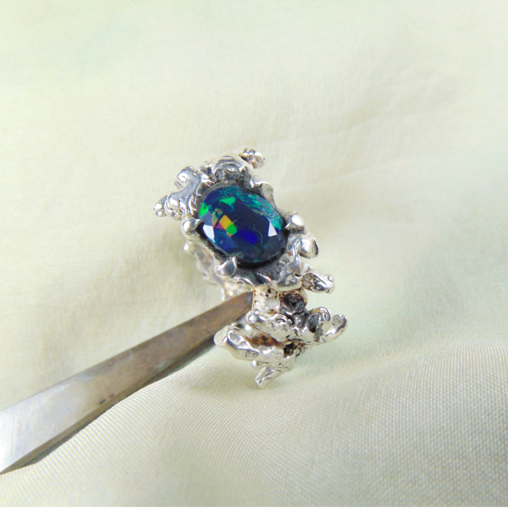 Pierścionek z kolekcji z czarnym opalem "Gałązki" - tajemnicza elegancja - EPIR Art Jewellery&Gemstone