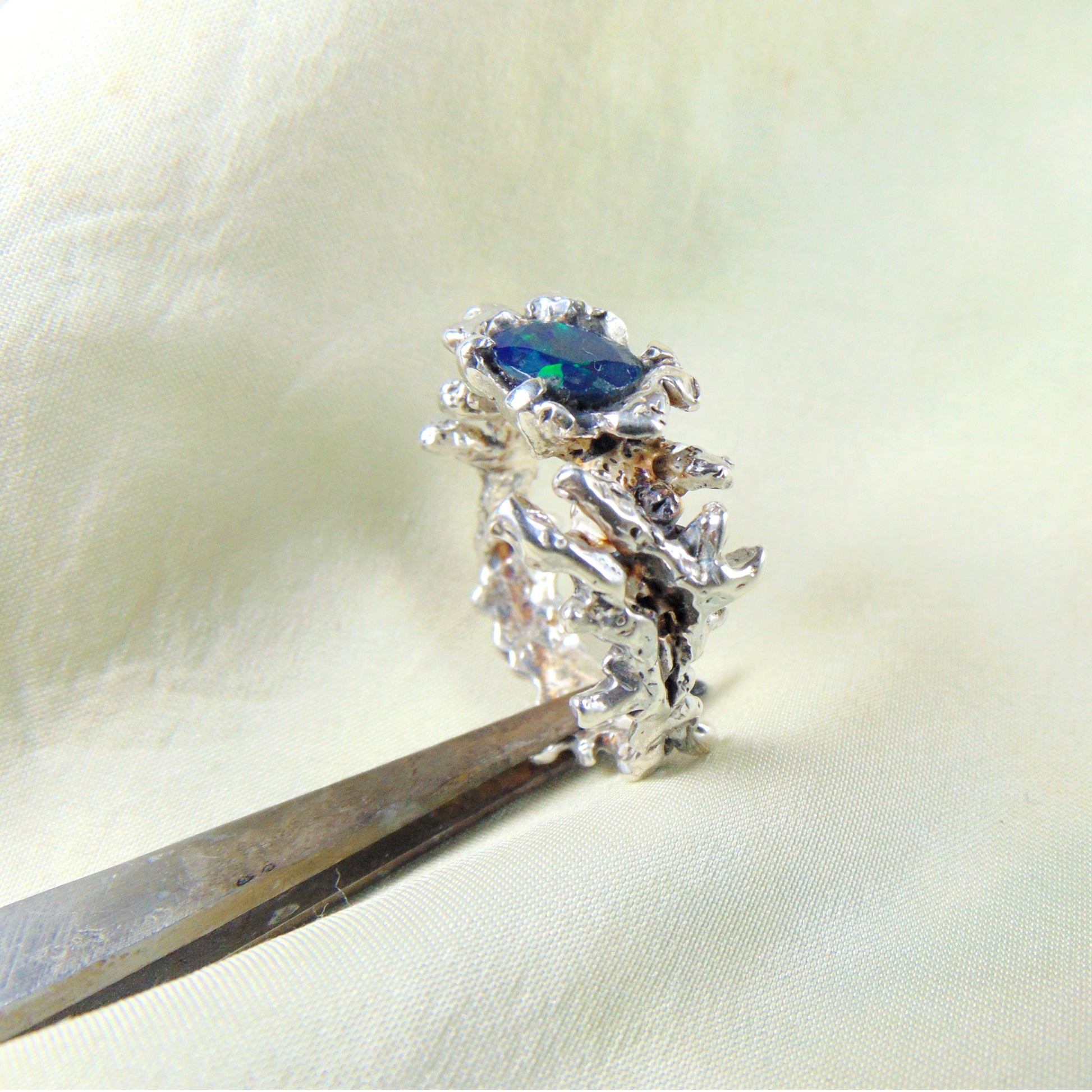 Pierścionek z kolekcji z czarnym opalem "Gałązki" - tajemnicza elegancja - EPIR Art Jewellery&Gemstone