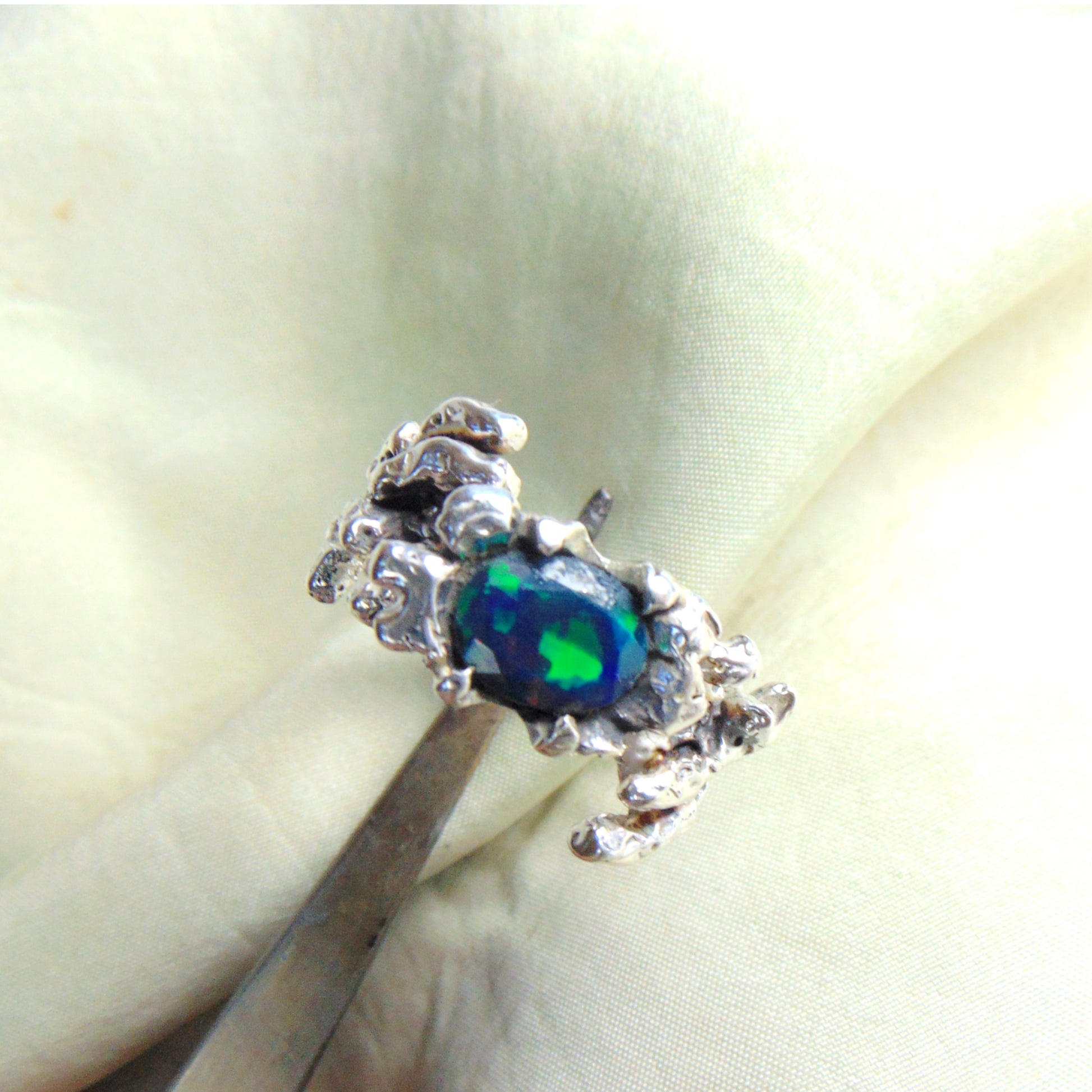 Pierścionek z kolekcji z czarnym opalem "Gałązki" - tajemnicza elegancja - EPIR Art Jewellery&Gemstone