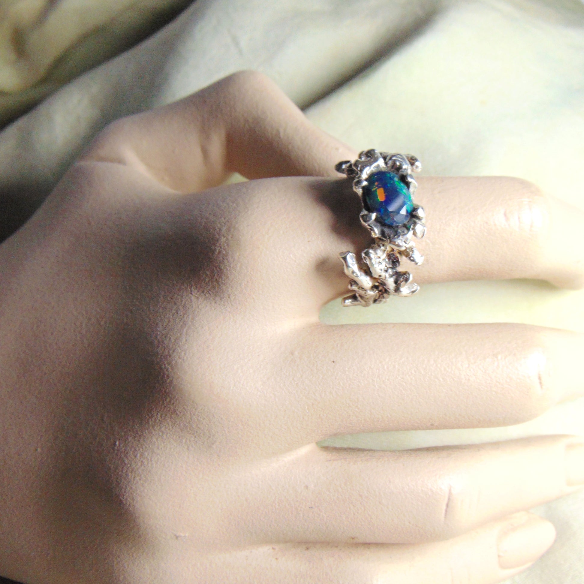 Pierścionek z kolekcji z czarnym opalem "Gałązki" - tajemnicza elegancja - EPIR Art Jewellery&Gemstone