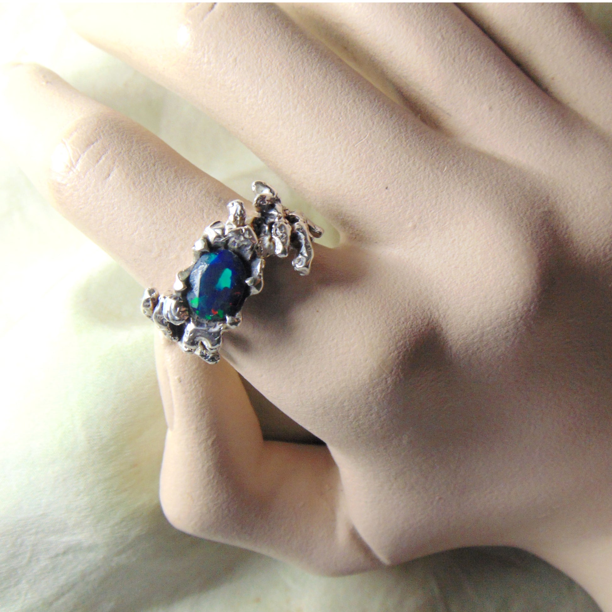 Pierścionek z kolekcji z czarnym opalem "Gałązki" - tajemnicza elegancja - EPIR Art Jewellery&Gemstone