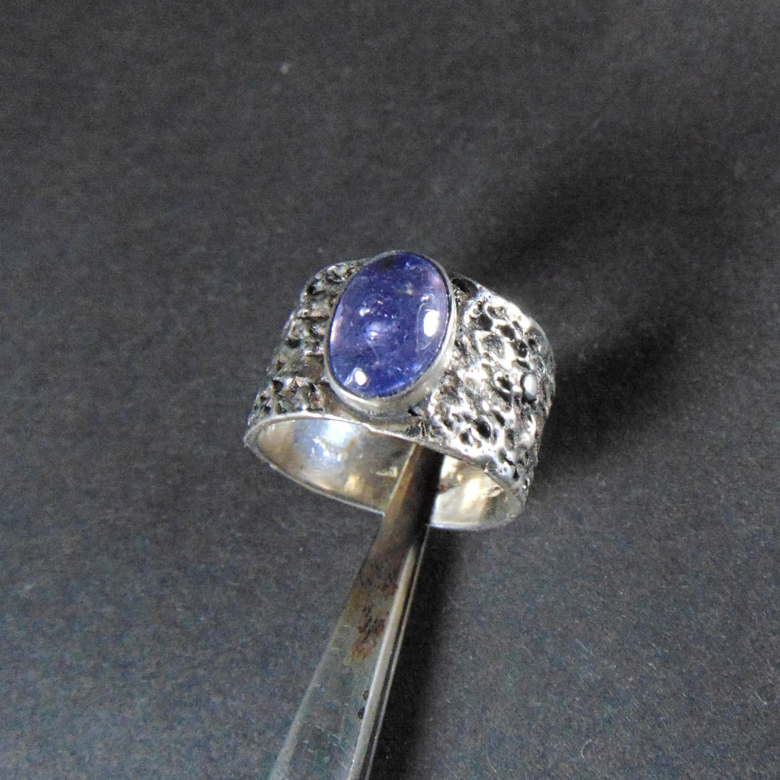 Szeroka obrączka srebrna z tanzanitem – oksydowana biżuteria z fakturą