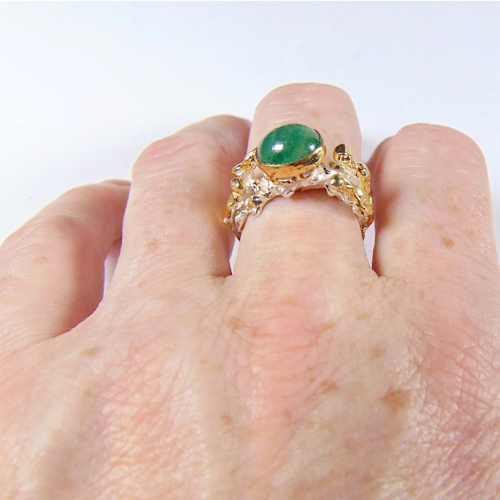 Pozłacany pierścionek "Gałązki" ze szmaragdem brazylijskim - EPIR Art Jewellery&Gemstone