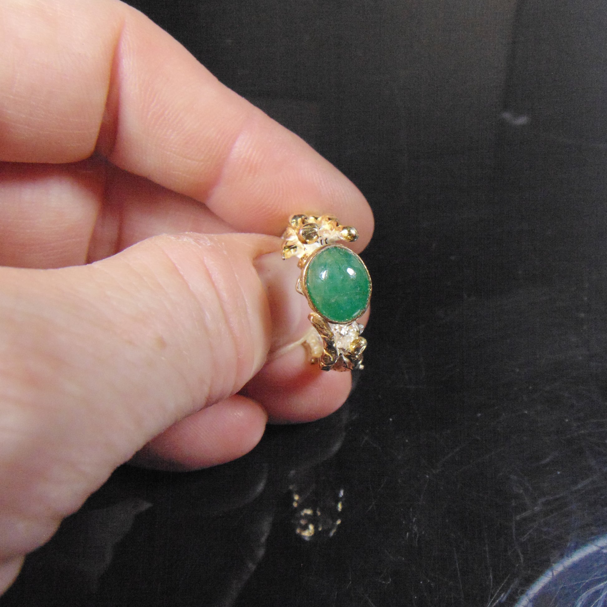 Pozłacany pierścionek "Gałązki" ze szmaragdem brazylijskim - EPIR Art Jewellery&Gemstone