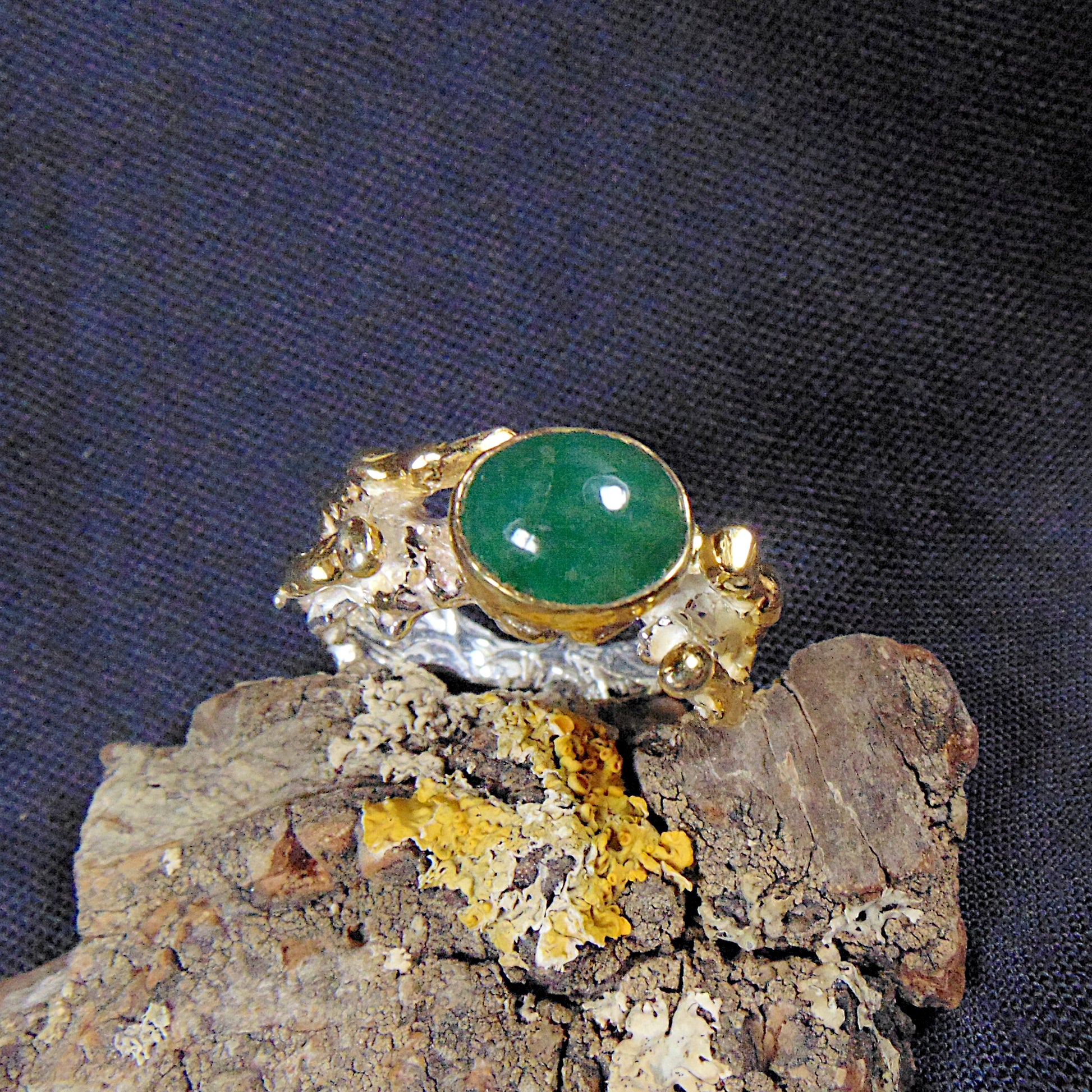 Pozłacany pierścionek "Gałązki" ze szmaragdem brazylijskim - EPIR Art Jewellery&Gemstone