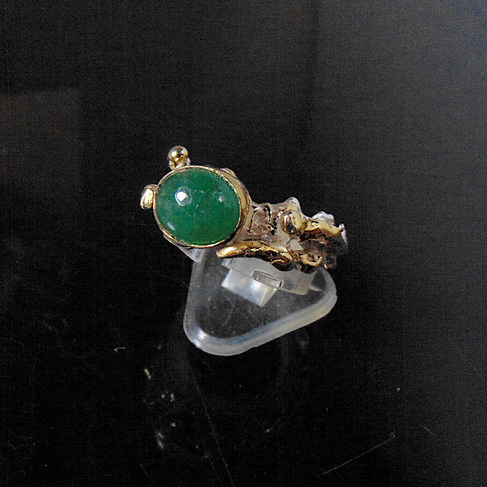 Pozłacany pierścionek "Gałązki" ze szmaragdem brazylijskim - EPIR Art Jewellery&Gemstone