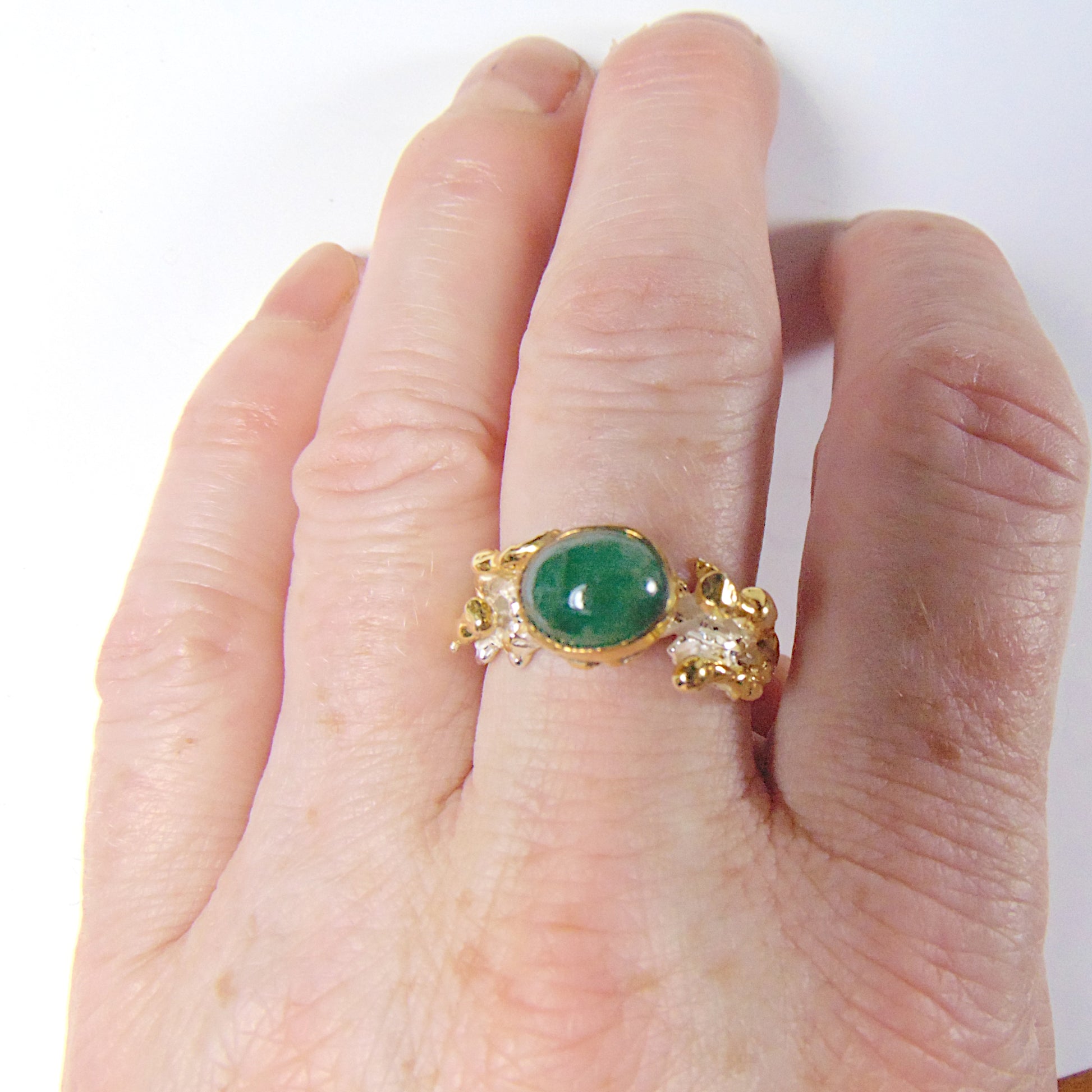 Pozłacany pierścionek "Gałązki" ze szmaragdem brazylijskim - EPIR Art Jewellery&Gemstone