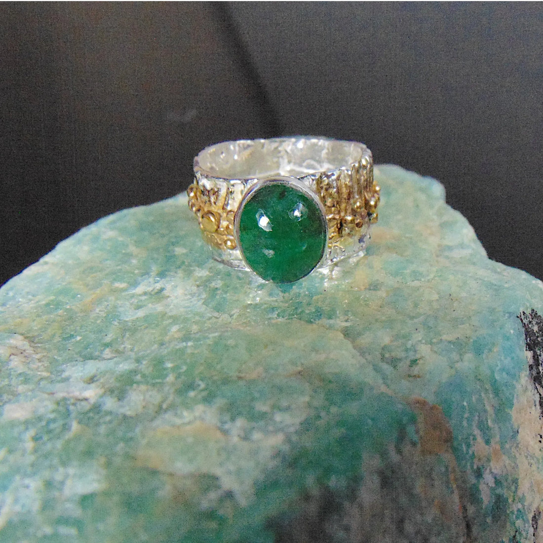 Szeroka obrączka srebrna ze szmaragdem brazylijskim - EPIR Art Jewellery&Gemstone