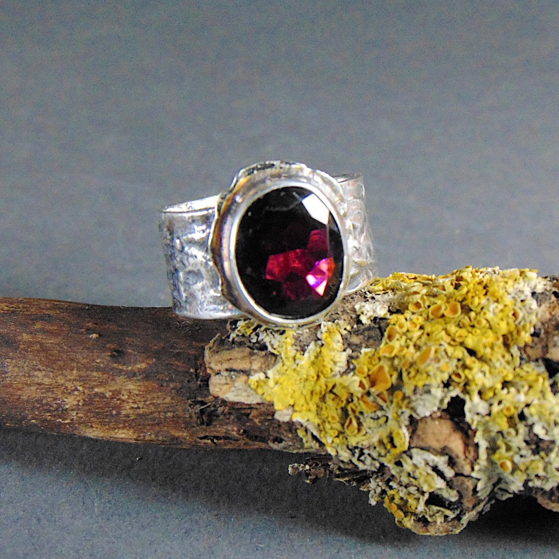 Szeroka obrączka z granatem - EPIR Art Jewellery&Gemstone