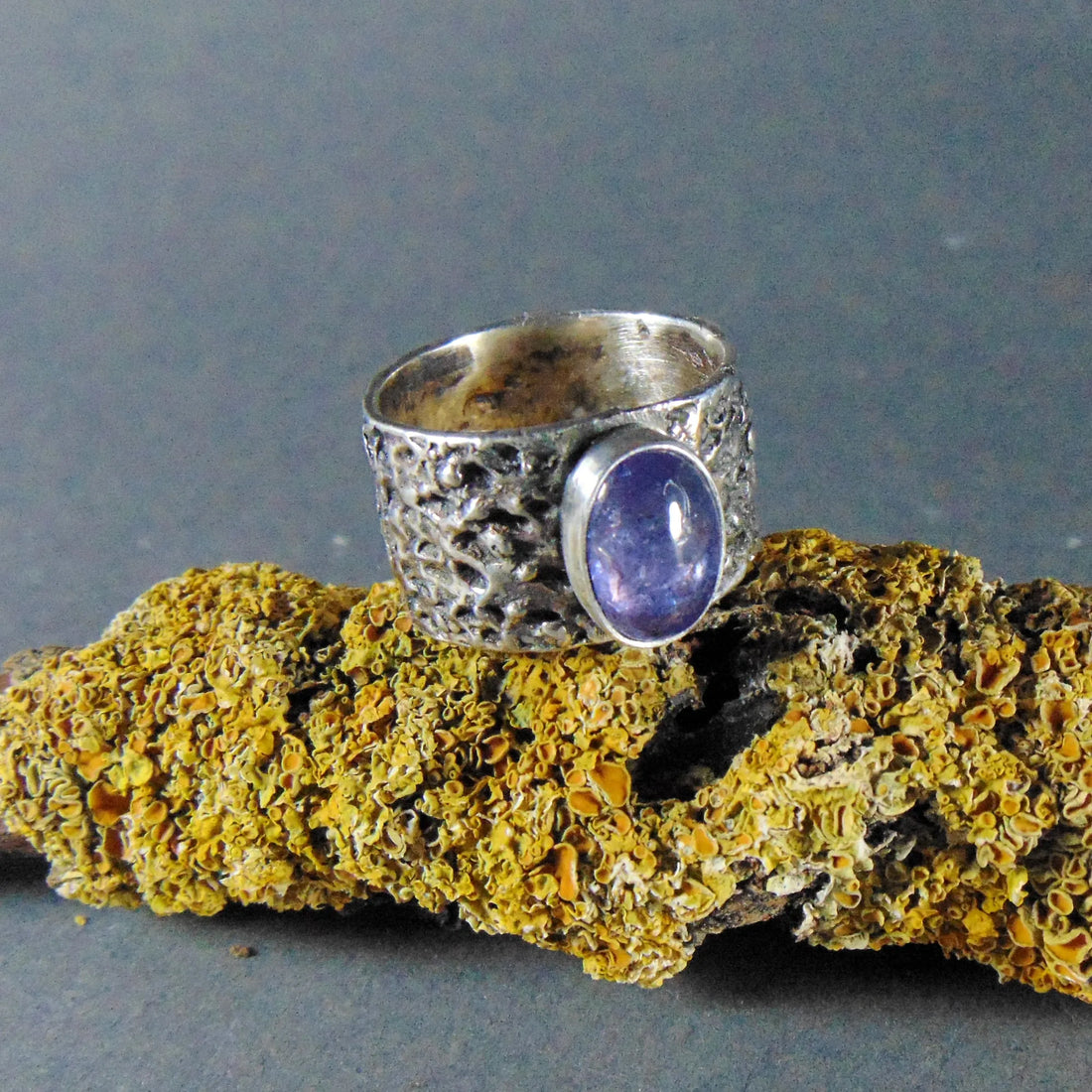 Szeroka obrączka srebrna z tanzanitem – oksydowana biżuteria z fakturą