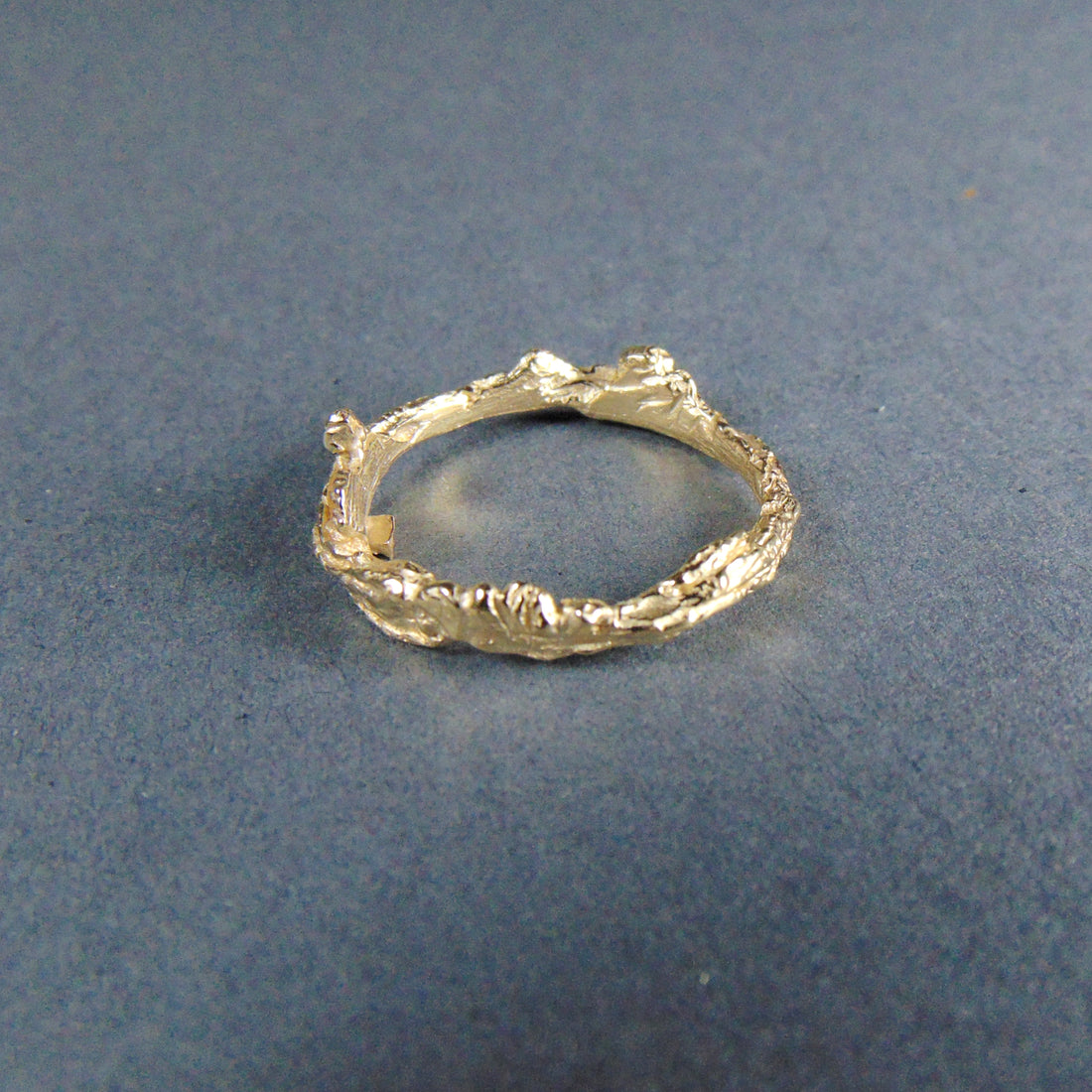 Złota Obrączka z Ręcznie Rzeźbionym Wzorem "Gałązka" - EPIR Art Jewellery&Gemstone