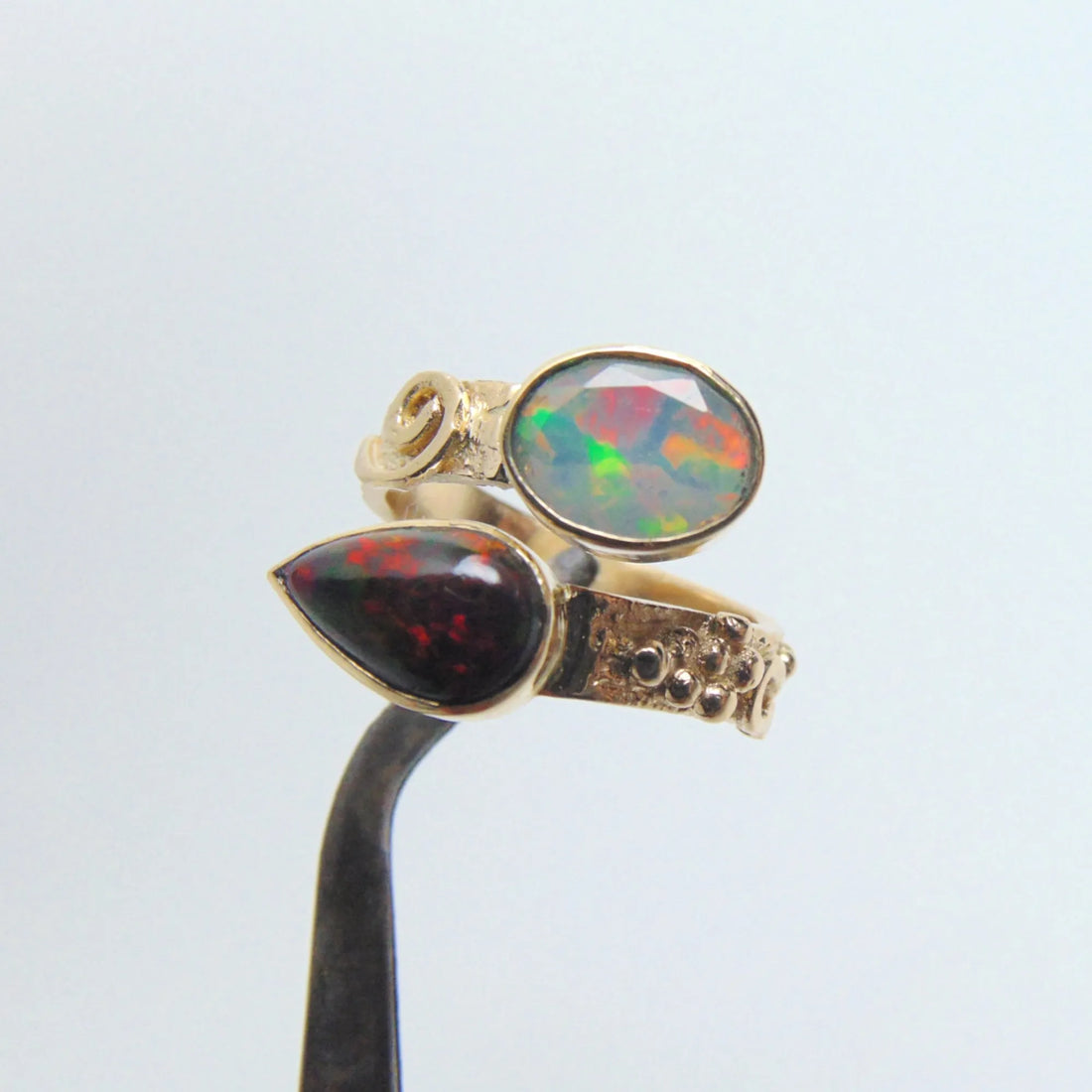 Złoty pierścionek z dwoma opalami i motywem winogron - EPIR Art Jewellery&Gemstone