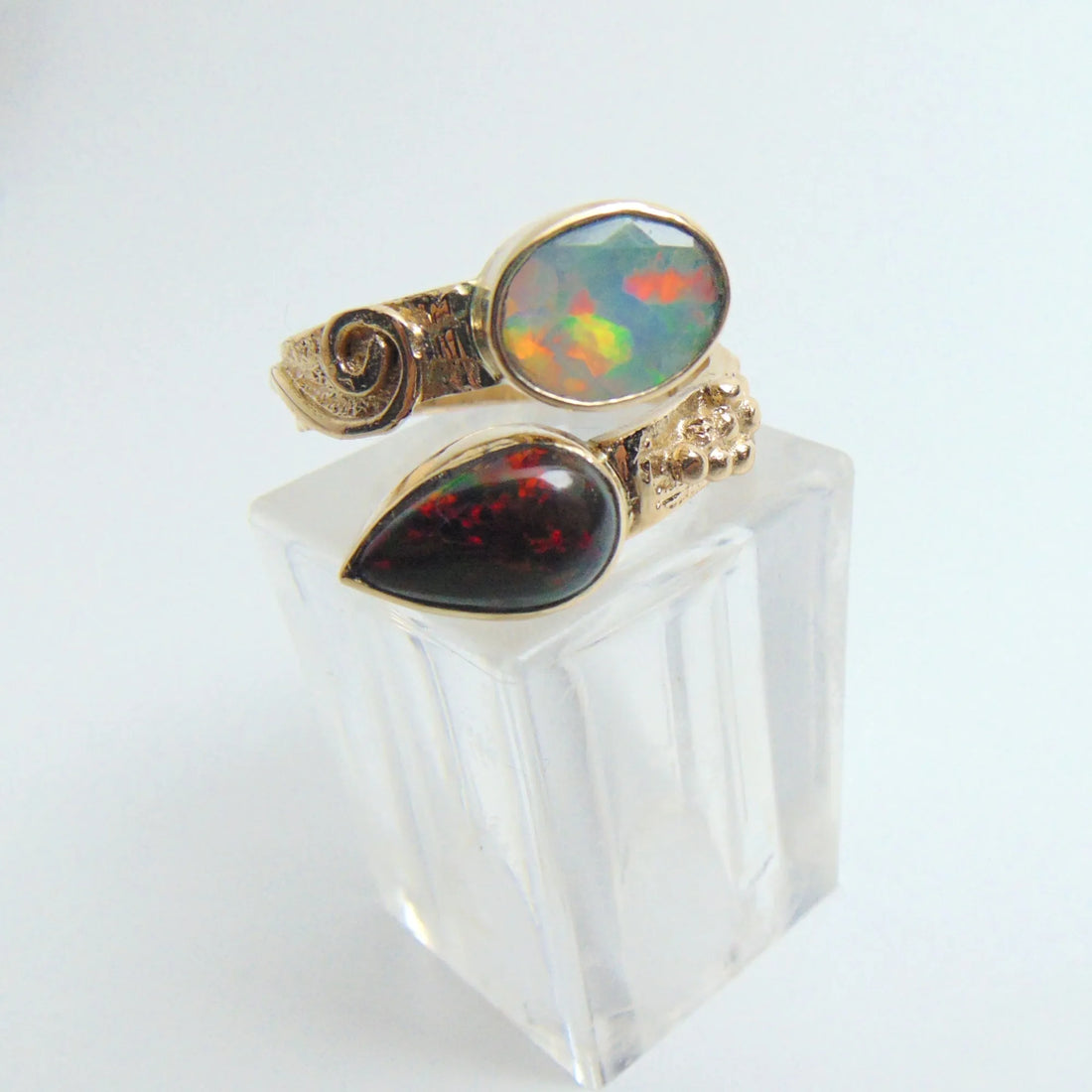 Złoty pierścionek z dwoma opalami i motywem winogron - EPIR Art Jewellery&Gemstone