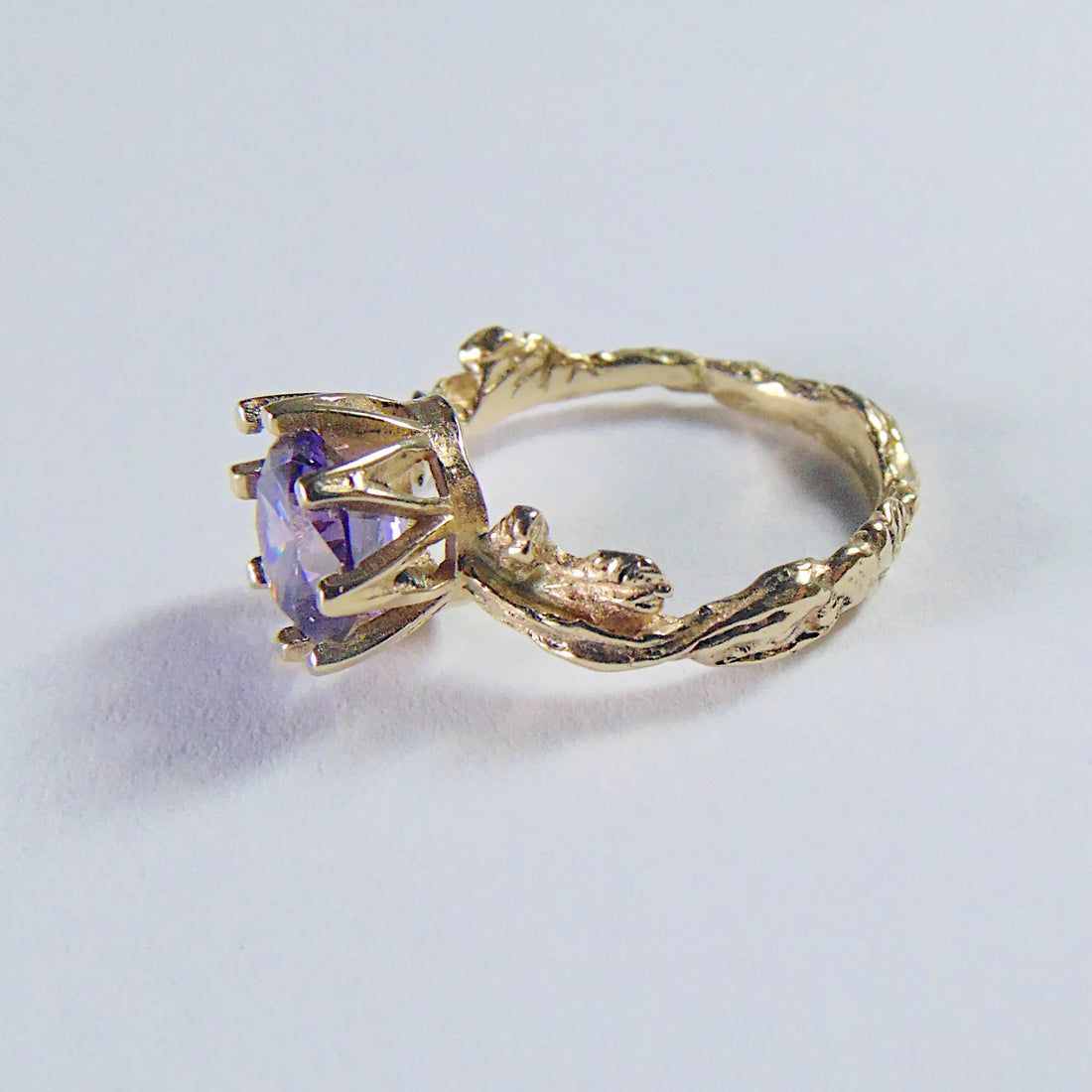 Złoty pierścionek z ametystem Gałązka