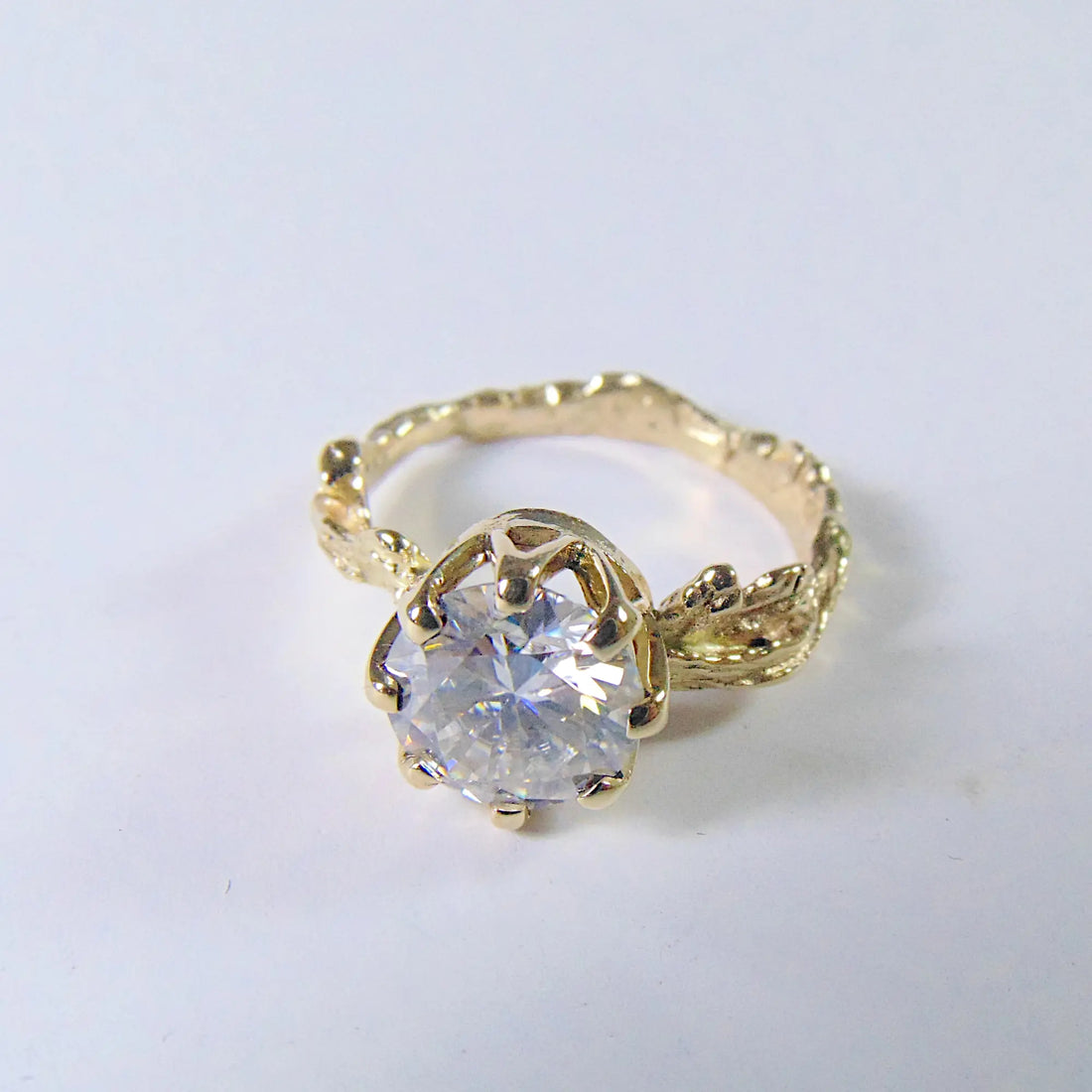 Złoty pierścionek z moissanitem z kolekcji "Gałązki"