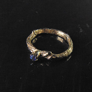 Złoty pierścionek z szafirem, 3mm, pierścionek w formie rzeźbionej gałązki