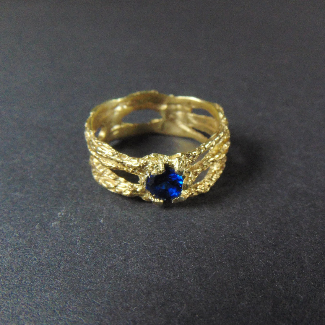 Złoty pierścionek z szafirem inspirowany naturą, ręcznie wykonany w złocie 585.
