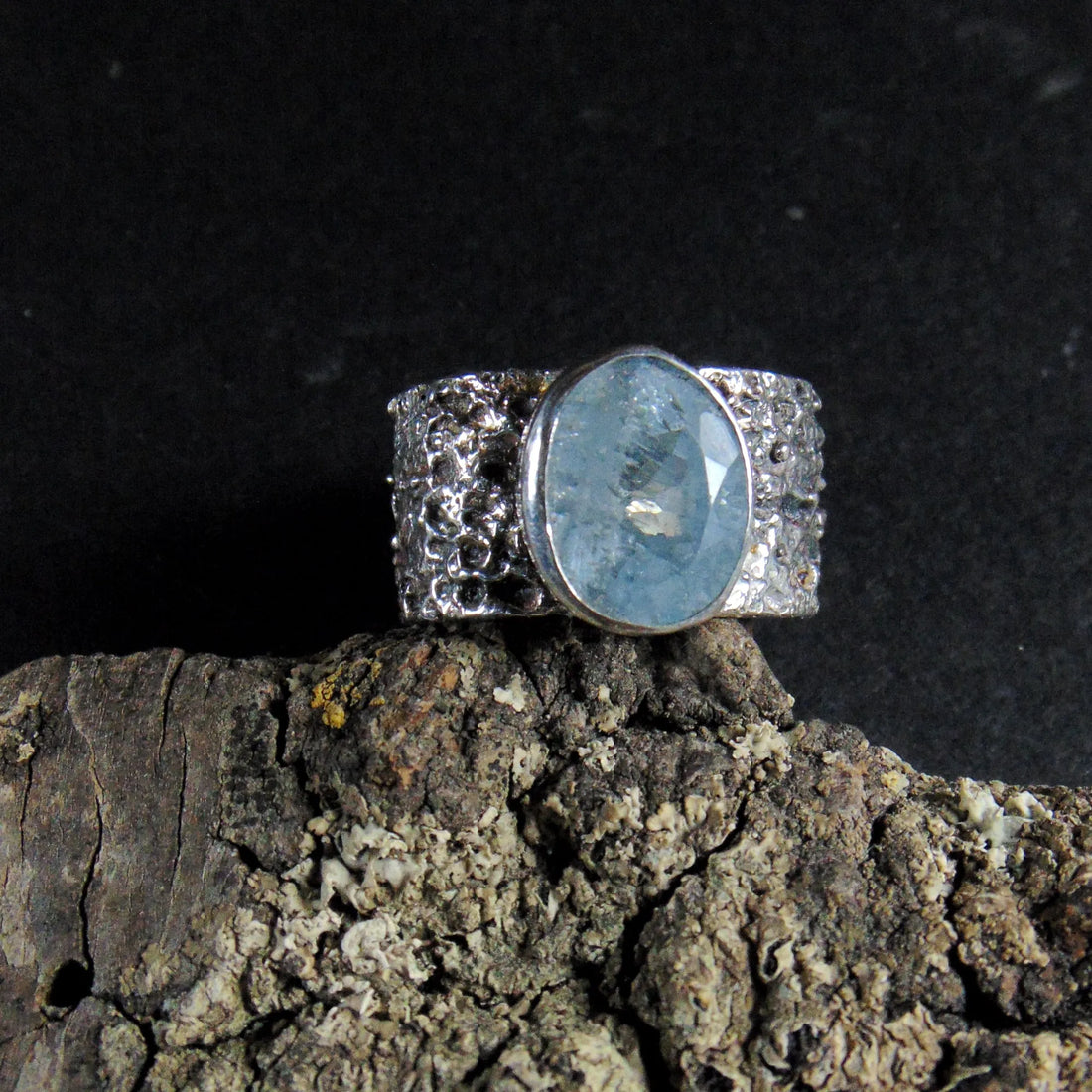 Szeroka obrączka z akwamarynem