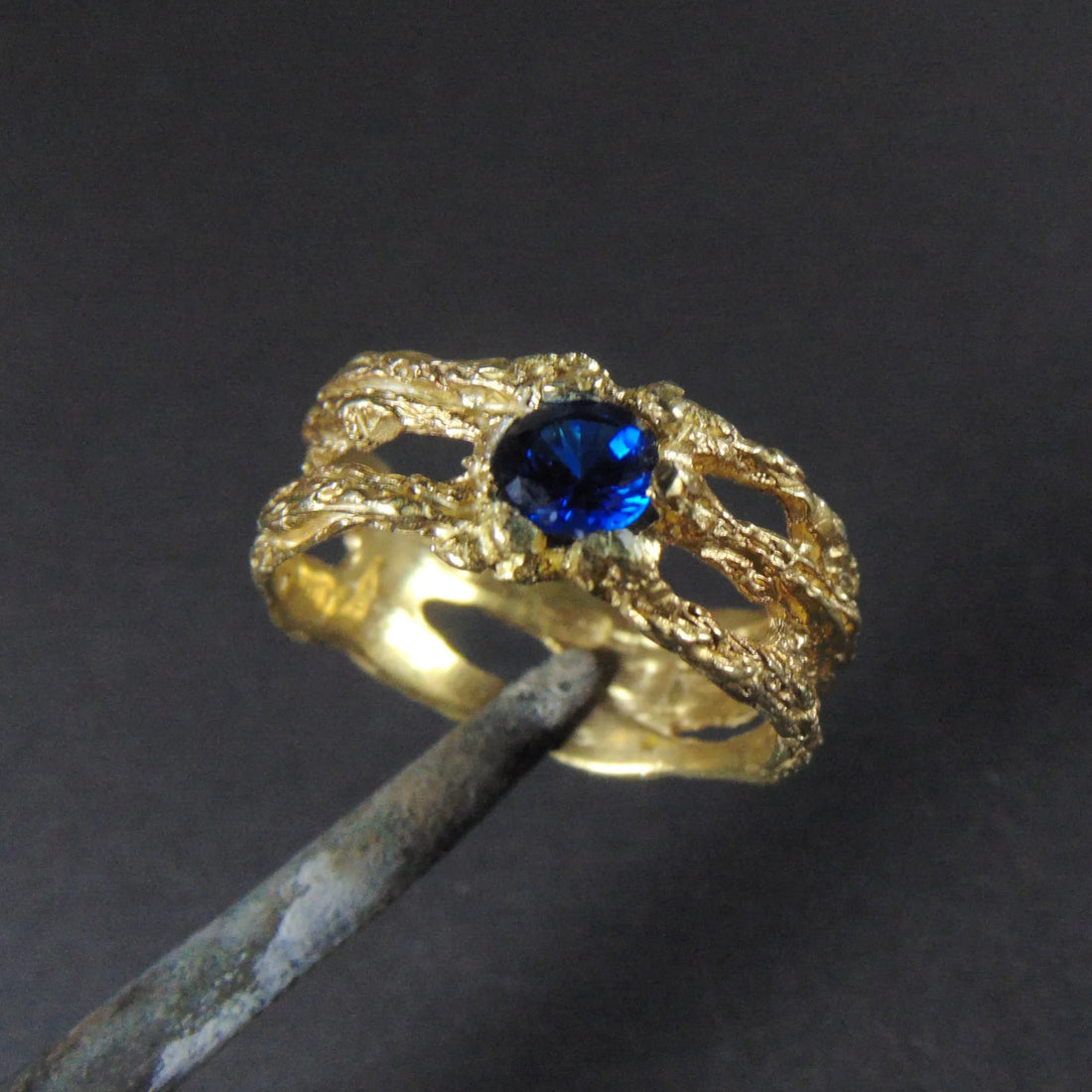 Złoty pierścionek z szafirem inspirowany naturą, ręcznie wykonany w złocie 585.