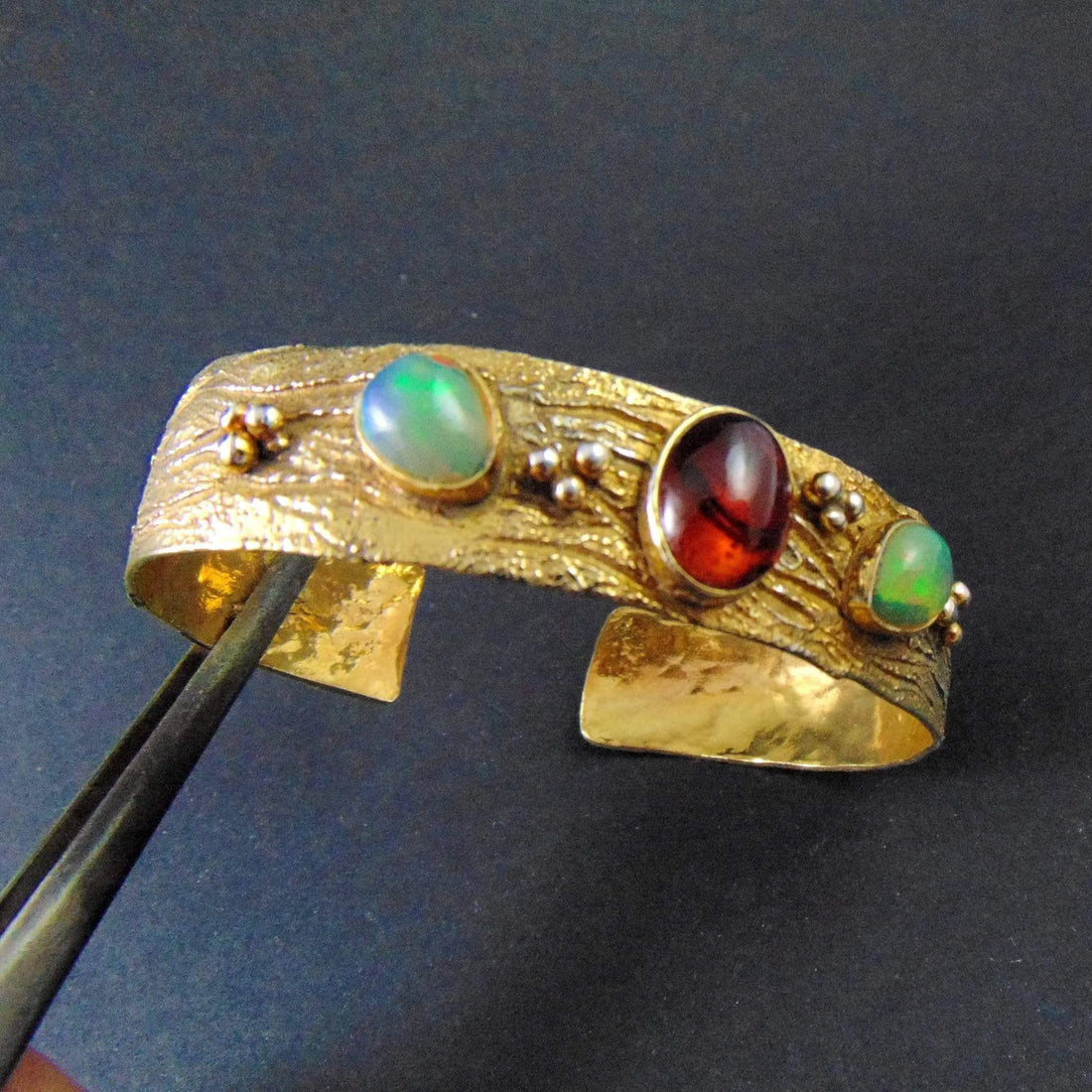 Bransoletka z opalami etiopskimi i granatem – klasyczna elegancja z artystycznym akcentem - EPIR Art Jewellery&Gemstone