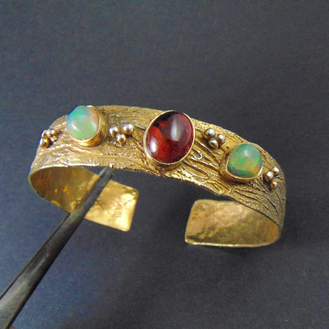 Bransoletka z opalami etiopskimi i granatem – klasyczna elegancja z artystycznym akcentem - EPIR Art Jewellery&Gemstone