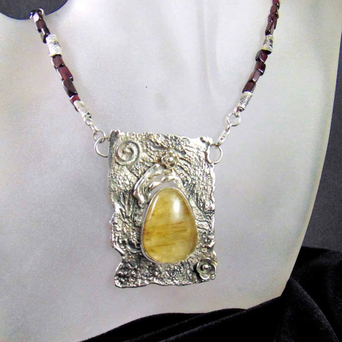 Kwarc rutylowy i naszyjnik z granatów - EPIR Art Jewellery&Gemstone
