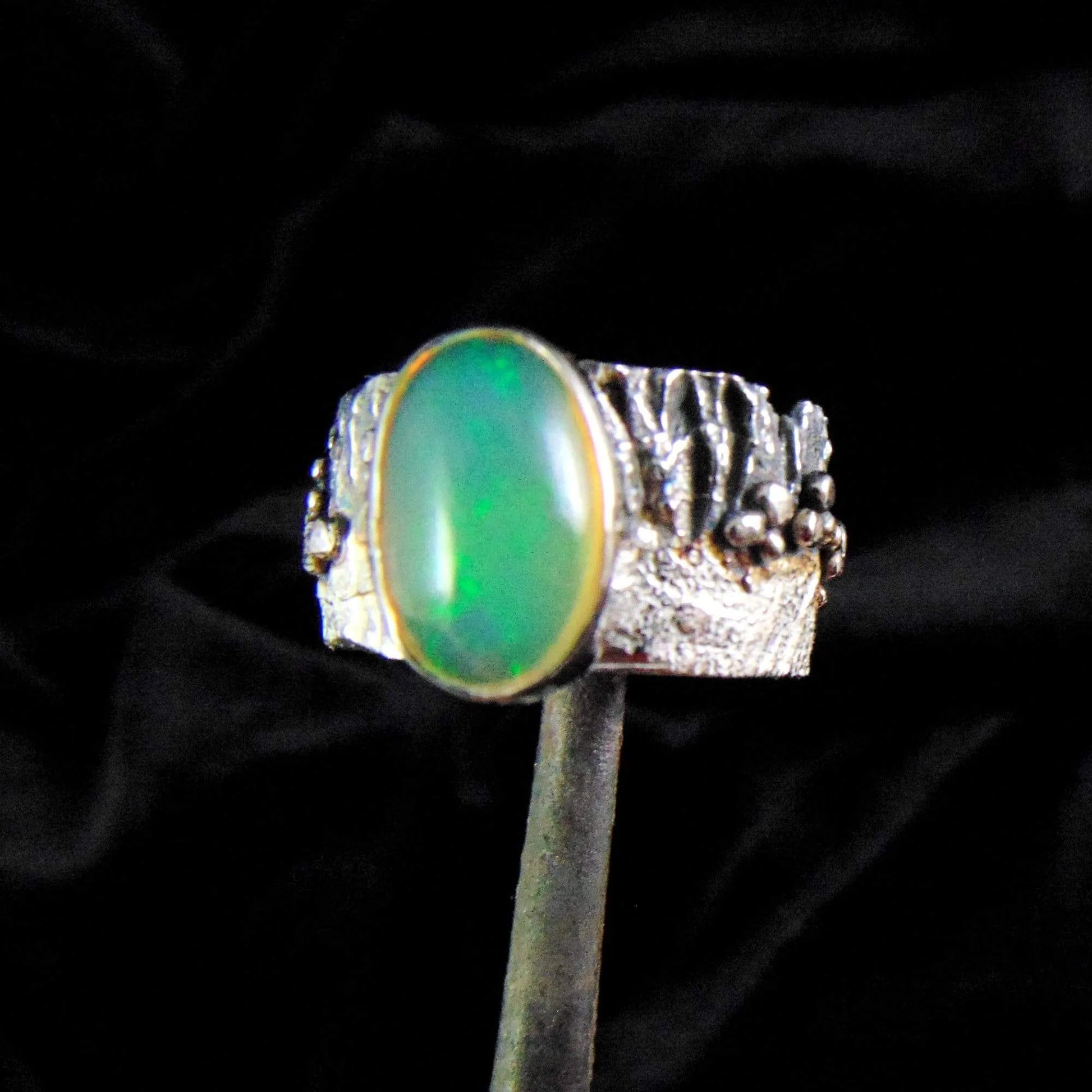 Obrączka Fakturowana z Opalem Etiopskim - EPIR Art Jewellery&Gemstone